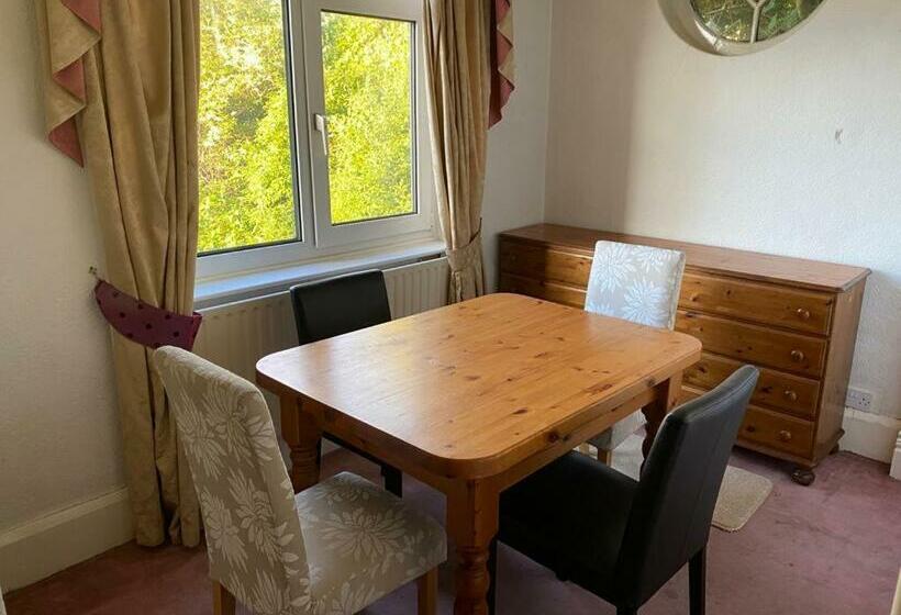 5 Bedroom Villa Near Barnsley Park