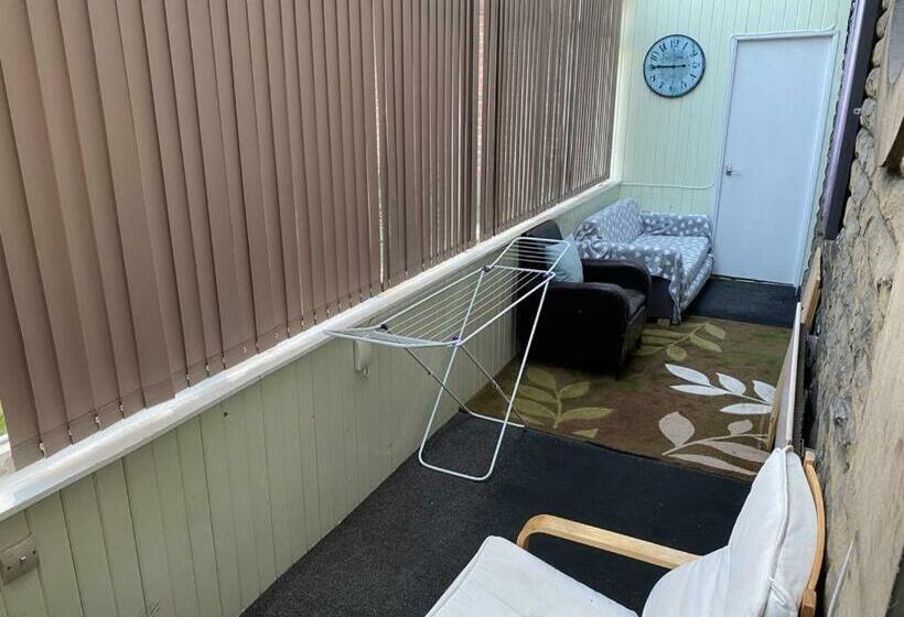 5 Bedroom Villa Near Barnsley Park