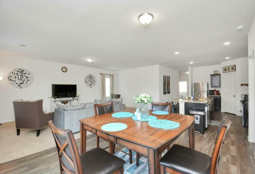 Charming 4 Bedrooms Brookshire/katy With Gym
