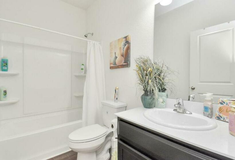 Charming 4 Bedrooms Brookshire/katy With Gym