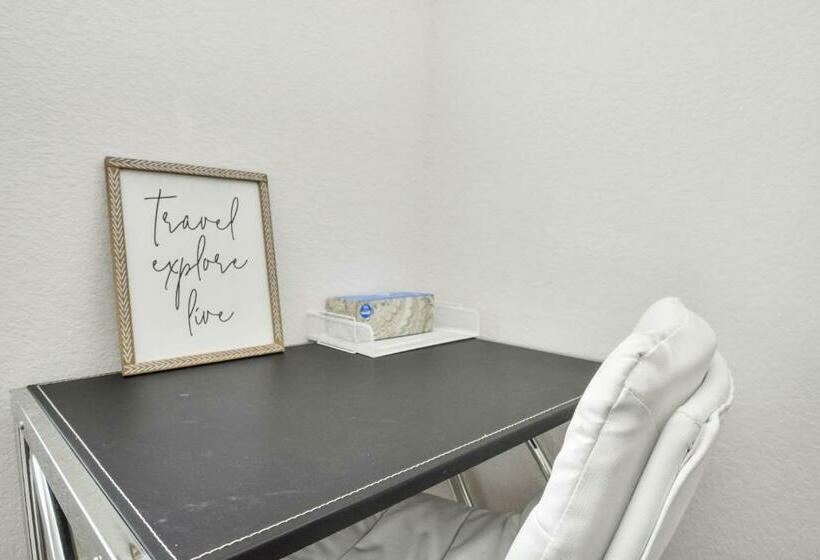 Charming 4 Bedrooms Brookshire/katy With Gym