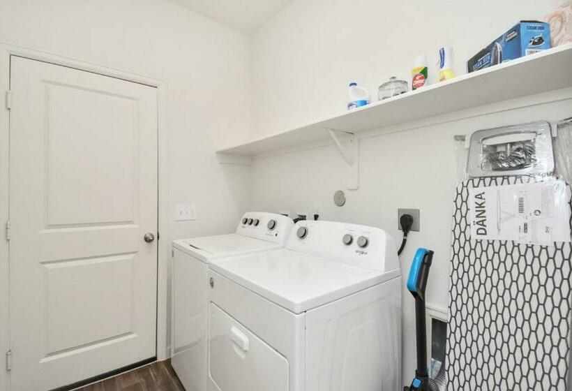 Charming 4 Bedrooms Brookshire/katy With Gym