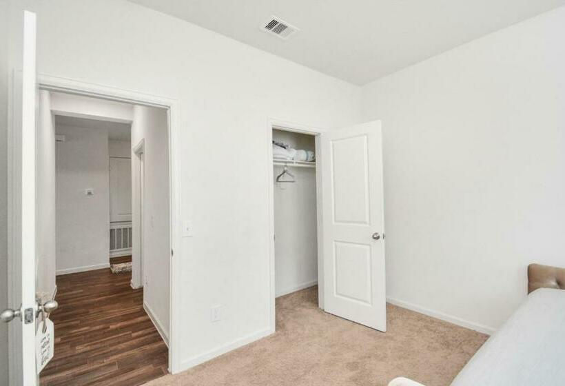 Charming 4 Bedrooms Brookshire/katy With Gym