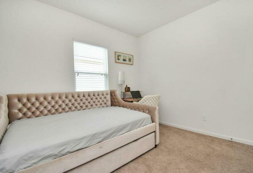 Charming 4 Bedrooms Brookshire/katy With Gym