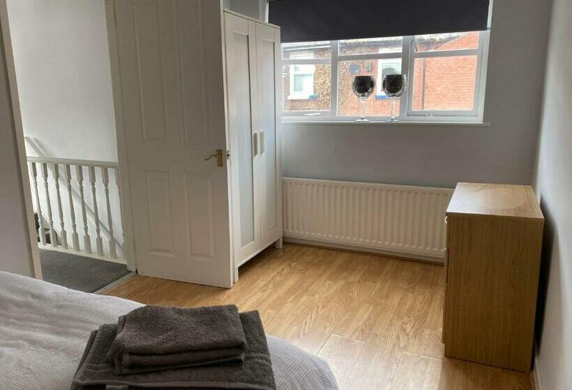 Cozy 2 Bedroom Property With Shared Garden