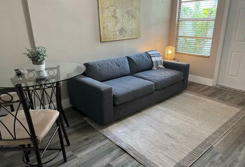 Fully Furnished Hollywood, Min 1 Month Stay, Cozy Unit