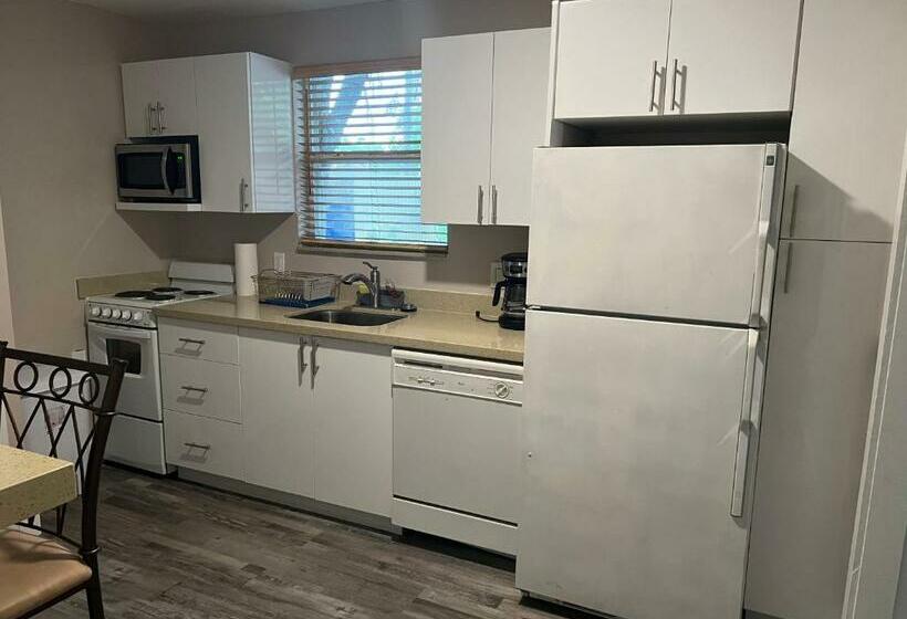 Fully Furnished Hollywood, Min 1 Month Stay, Cozy Unit