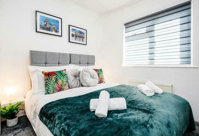 Heathrow 2 Bedroom Maisonette With Parking