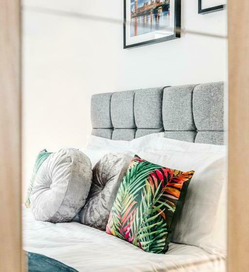 Heathrow 2 Bedroom Maisonette With Parking