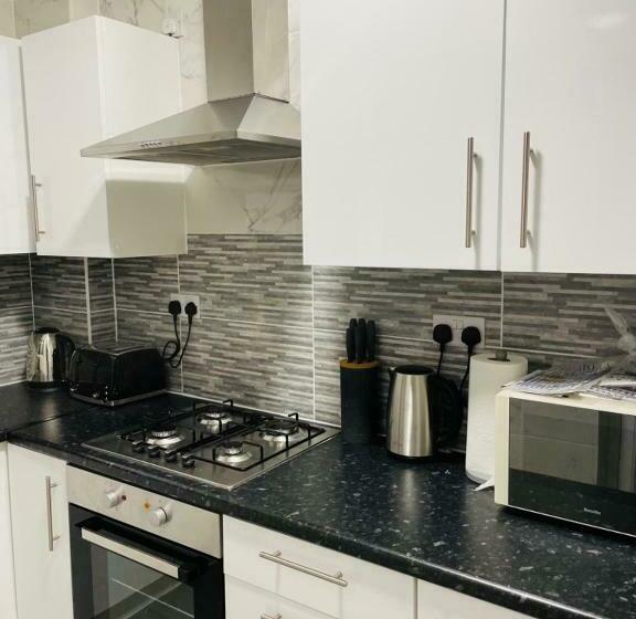 Superb And Comfortable 3bd Home In Dagenham