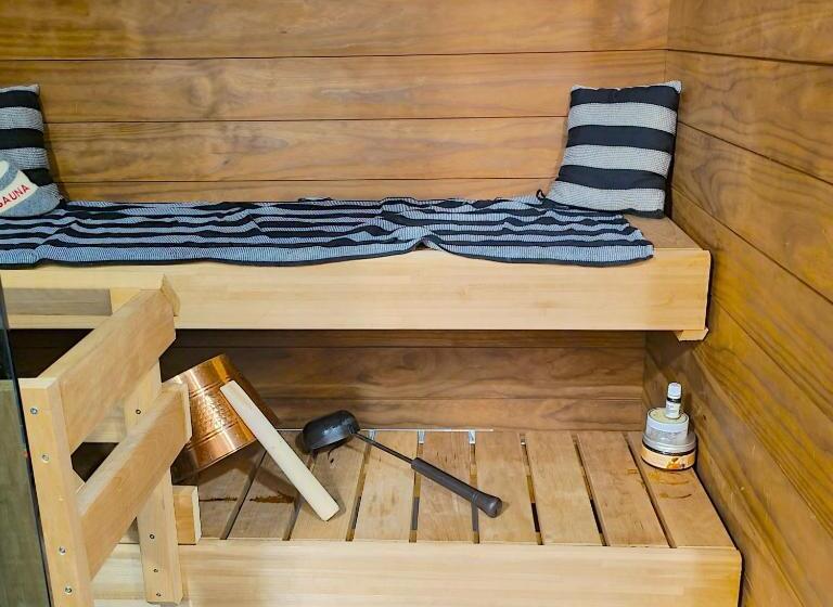 Talo Saunalla Ja Sähköauton Oma Type2 Latauspiste