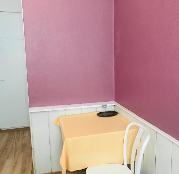 تختخواب و صبحانه Pension Astra