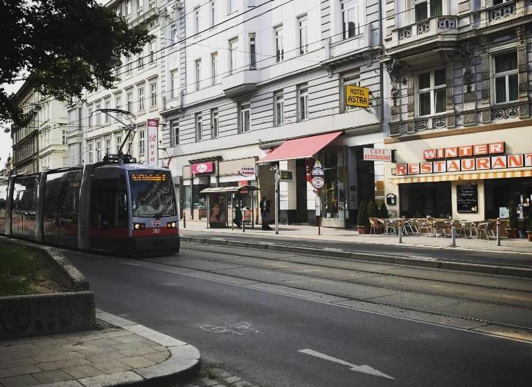 تختخواب و صبحانه Pension Astra