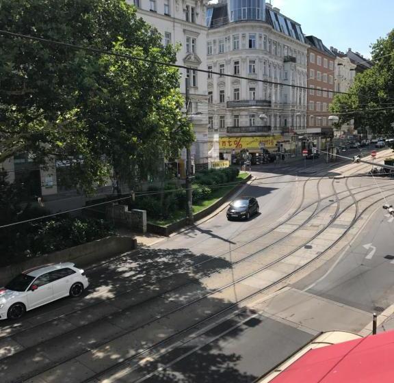 تختخواب و صبحانه Pension Astra