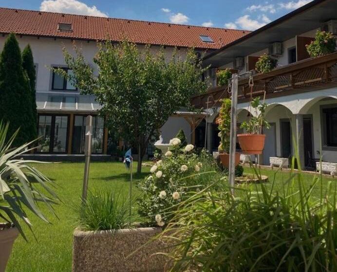 Отель Gästehaus Und Weinbau Zur Wiederkehr Strudler