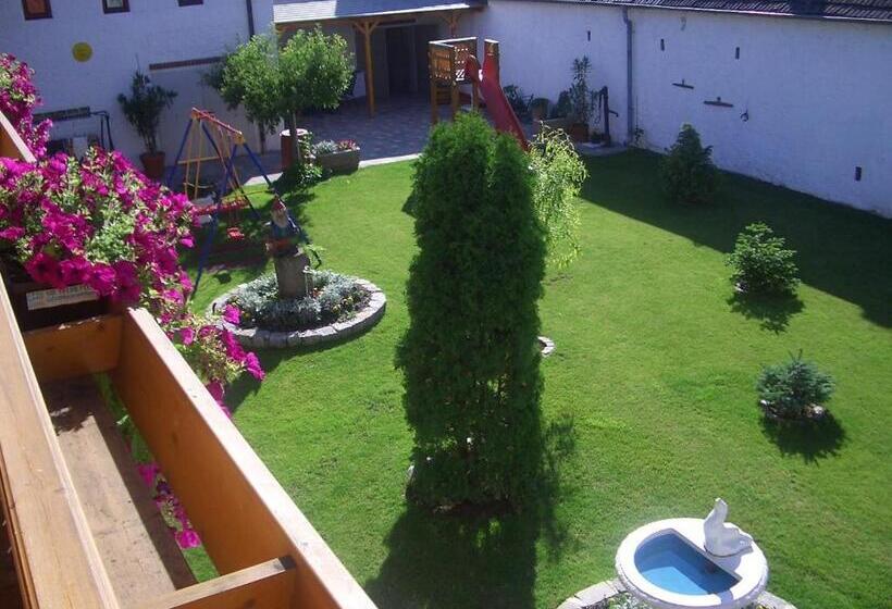 Отель Gästehaus Und Weinbau Zur Wiederkehr Strudler