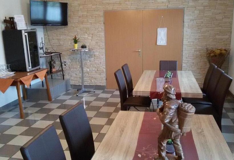 Отель Gästehaus Und Weinbau Zur Wiederkehr Strudler