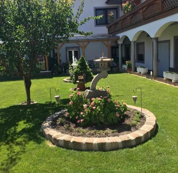 Отель Gästehaus Und Weinbau Zur Wiederkehr Strudler