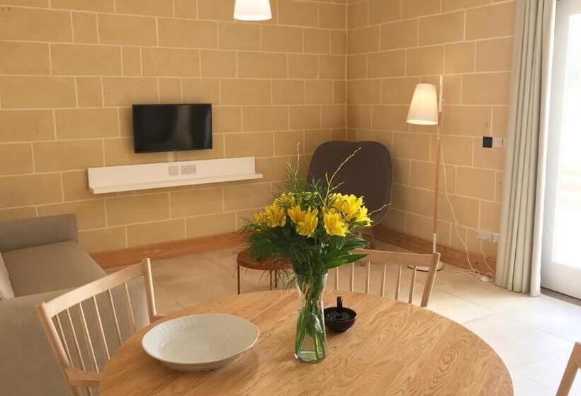 هتل Mellieha Holiday Centre