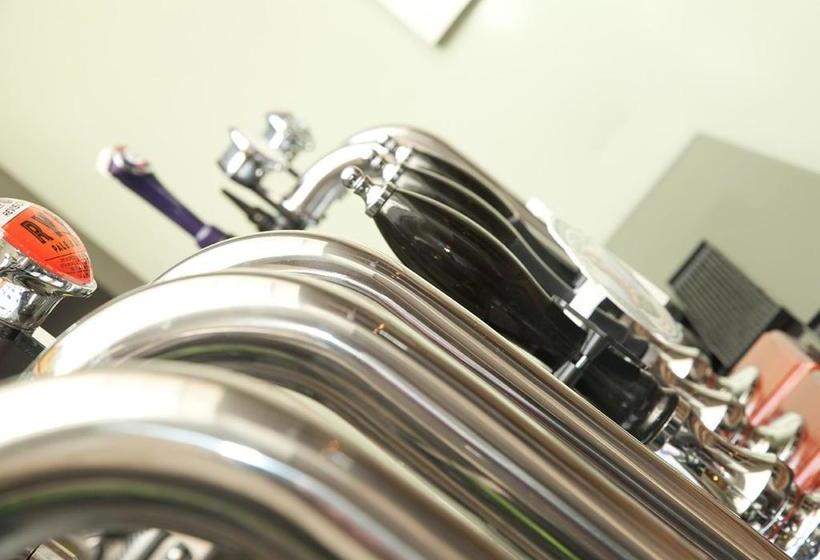 Отель The Warwick Arms