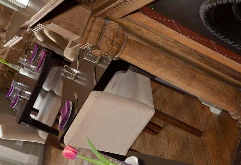 Отель The Warwick Arms