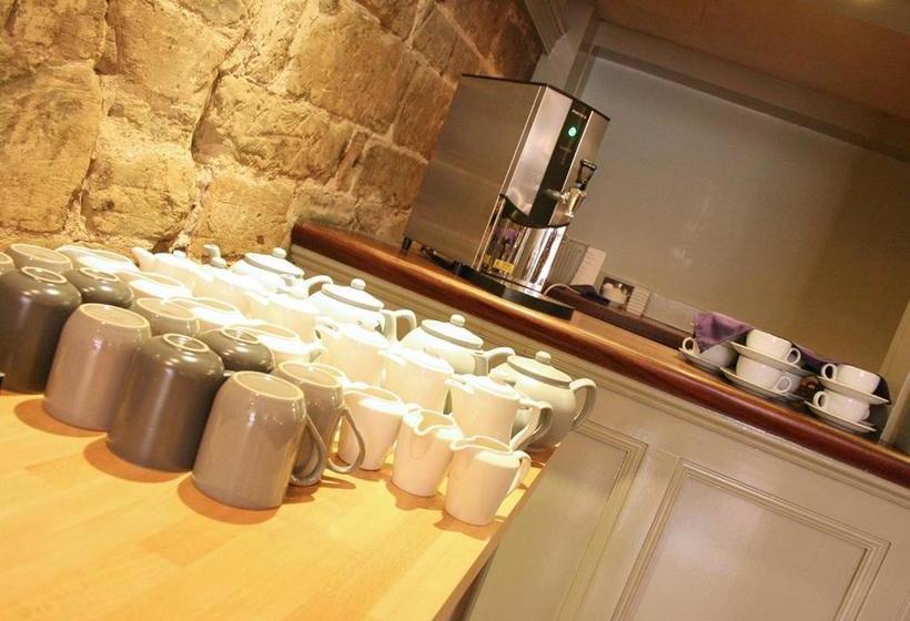 Отель The Warwick Arms