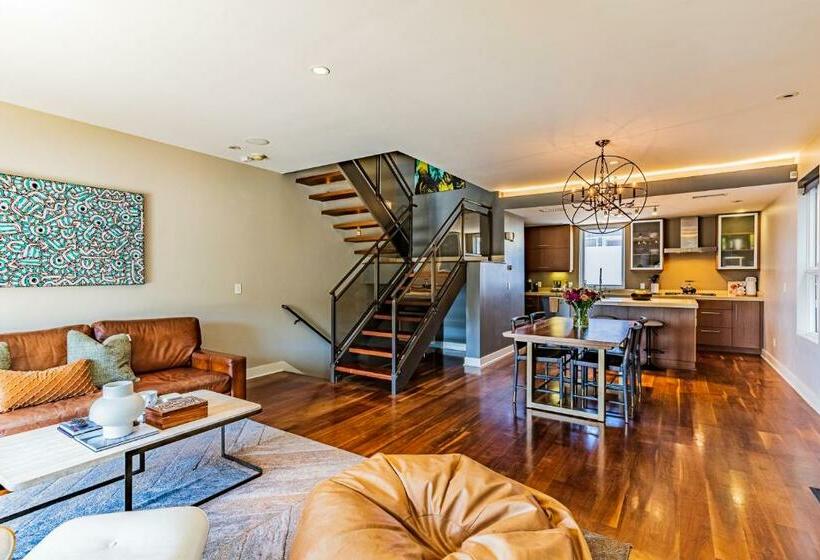 2,300 Sq/ft Dual Master + Loft 3 Bathroom With Bay And Skyline View