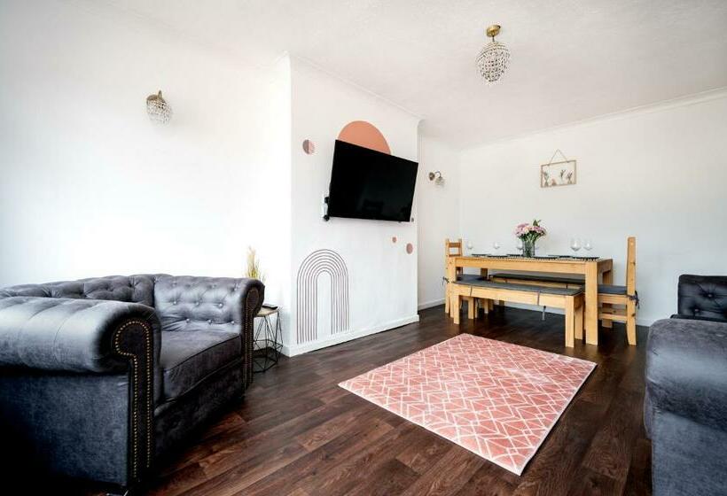 3 Bedroom House By The Cosy Corner Short Lets & Serviced Accommodation Greater Manchester With Free