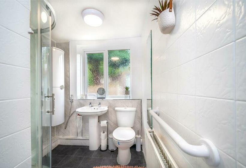 3 Bedroom House By The Cosy Corner Short Lets & Serviced Accommodation Greater Manchester With Free