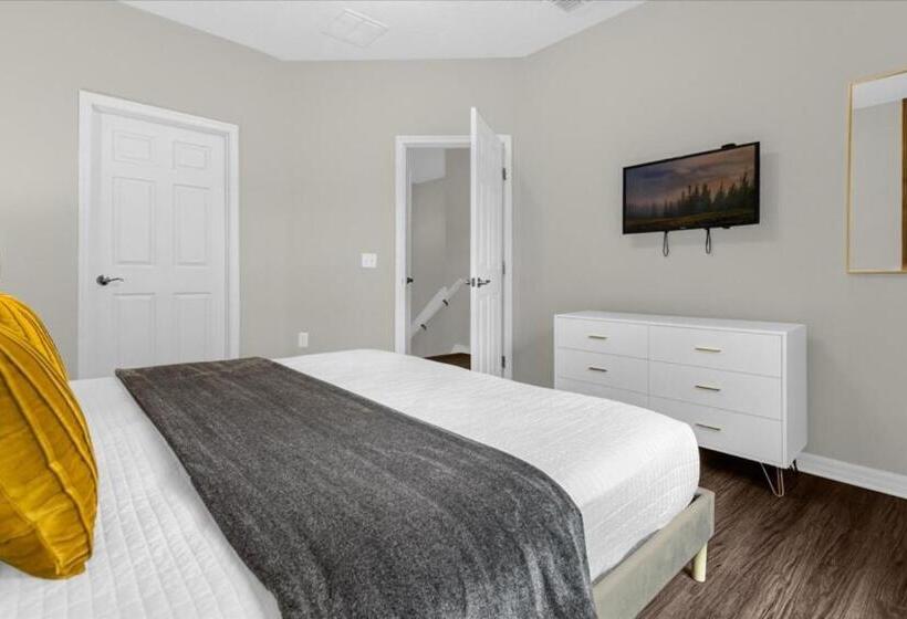 4 Bedrooms  3 Bathrooms  West Lucaya 3200 Ol