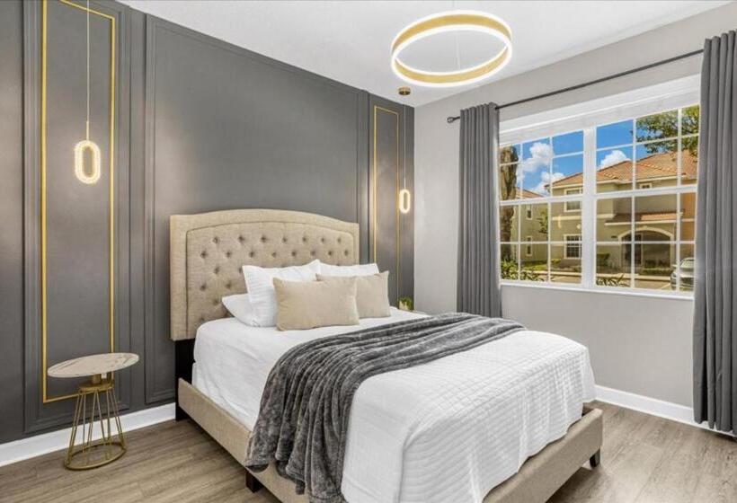 6 Bedrooms   5 Bathrooms   Paradise Palms 8852 Cp