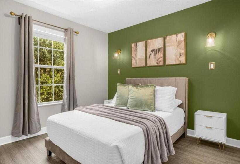 6 Bedrooms   5 Bathrooms   Paradise Palms 8852 Cp