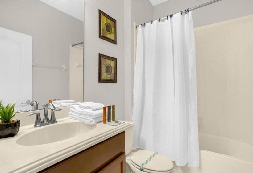 6 Bedrooms   5 Bathrooms   Paradise Palms 8852 Cp