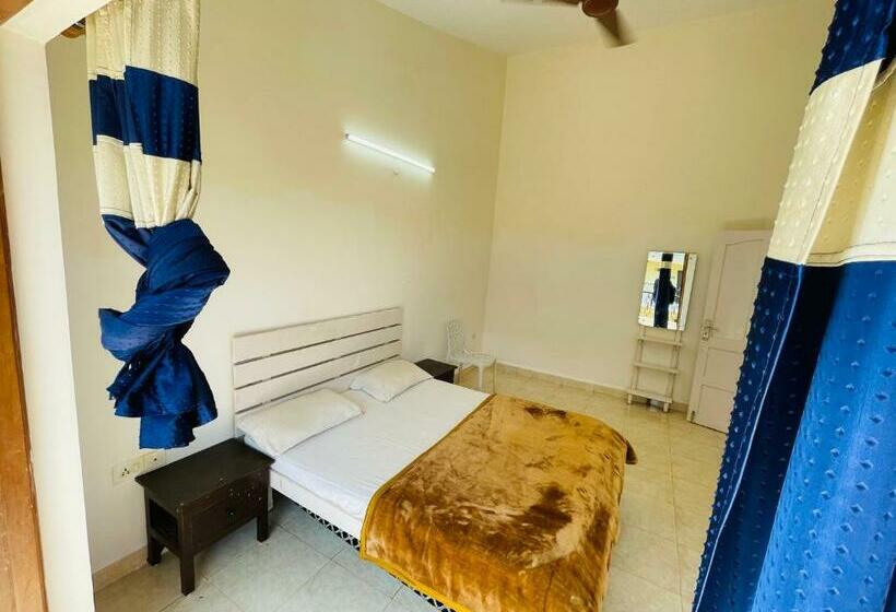 Calangute Apartment With Pool