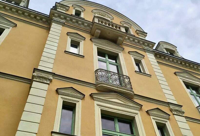 Château Xixème Pour 12 Pers, Parc 1.3ha, Chambres D époque, Proche Commerces, Laval Et Activités