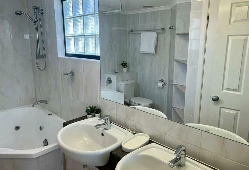 South Brisbane 2 Bed With Views & Parking