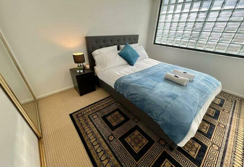 South Brisbane 2 Bed With Views & Parking