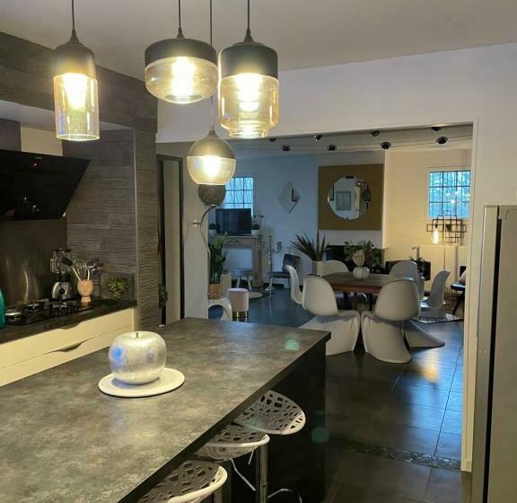 Maison Chaleureuse Avec Parking Voitures