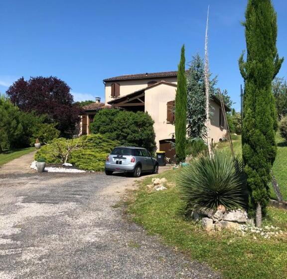 Maison Chaleureuse Avec Parking Voitures