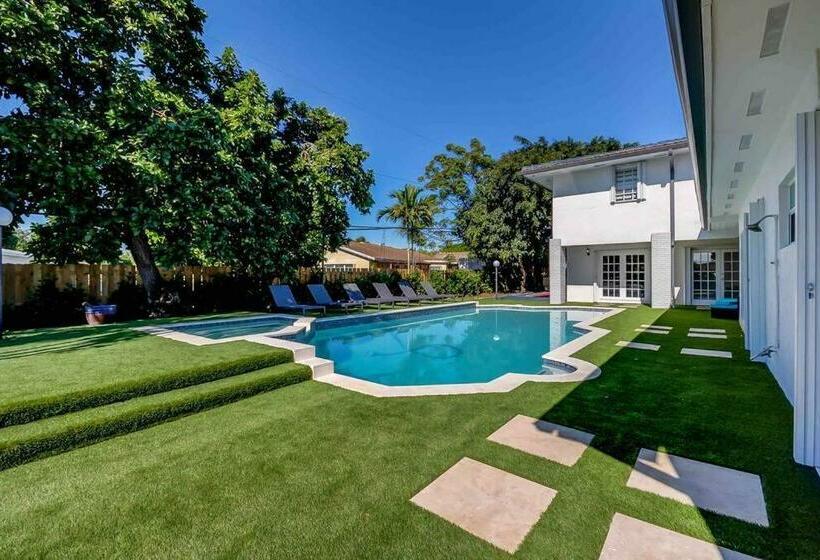 Grand Home Jacuzzi, Heated Pool, Games, Bb Court L20