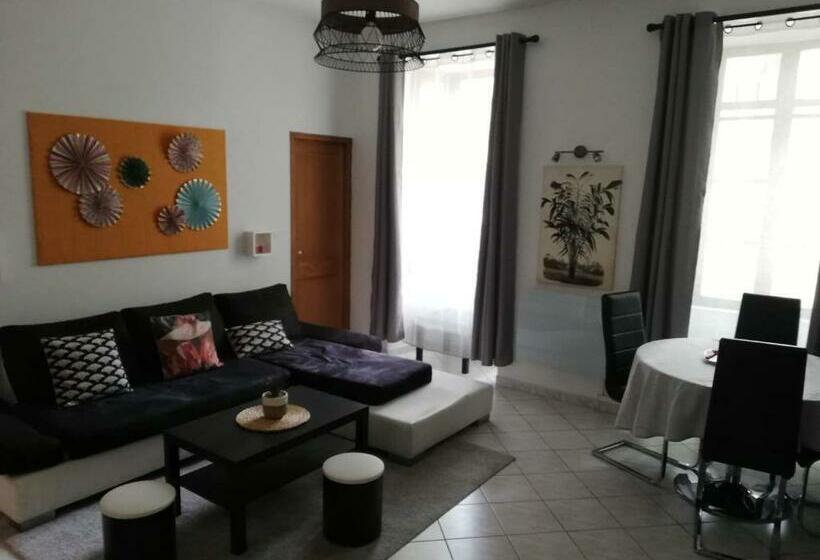 Orange: Appartement Pratique Et Idéalement Placé