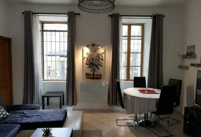 Orange: Appartement Pratique Et Idéalement Placé