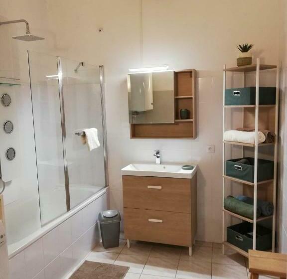 Orange: Appartement Pratique Et Idéalement Placé