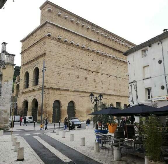 Orange: Appartement Pratique Et Idéalement Placé