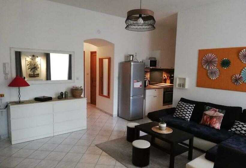 Orange: Appartement Pratique Et Idéalement Placé