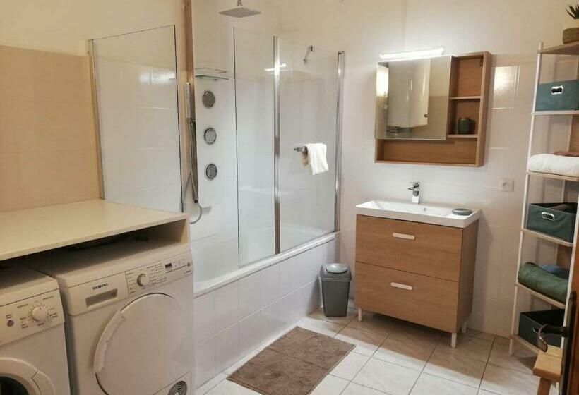 Orange: Appartement Pratique Et Idéalement Placé