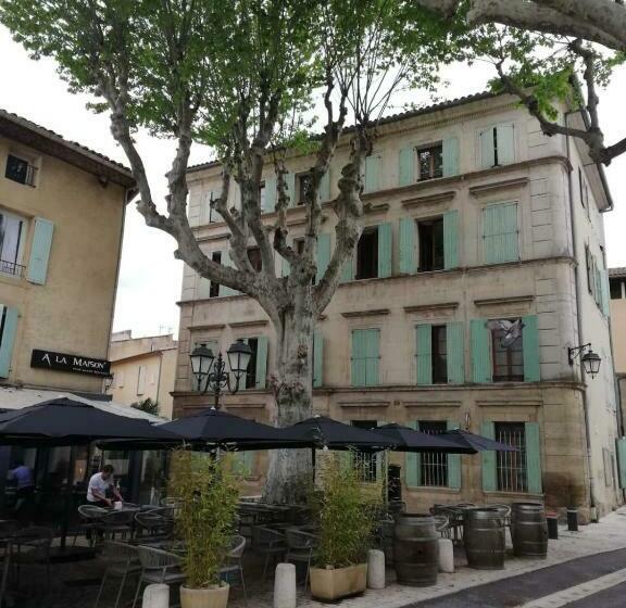 Orange: Appartement Pratique Et Idéalement Placé