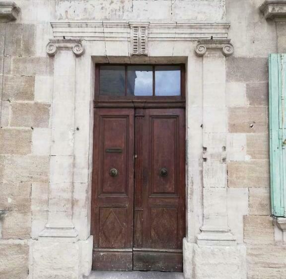 Orange: Appartement Pratique Et Idéalement Placé