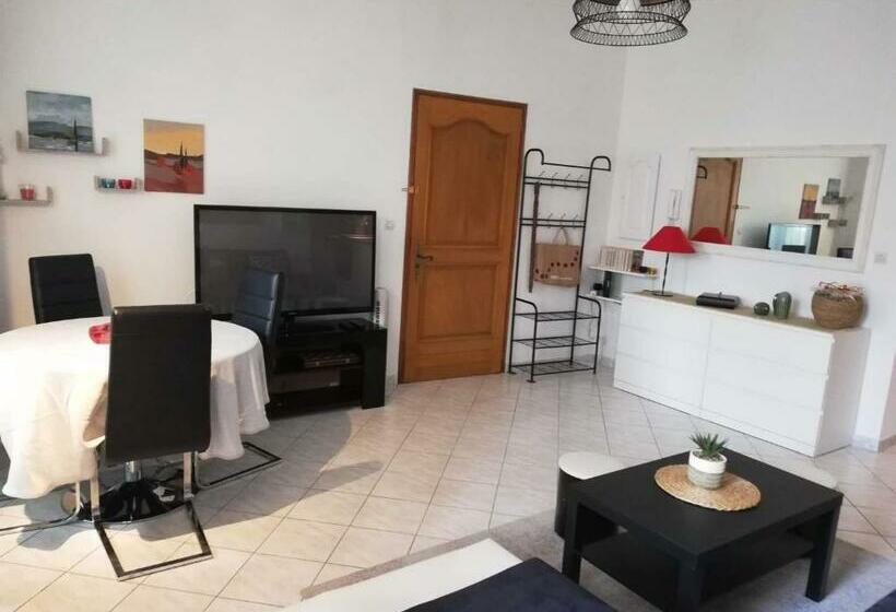 Orange: Appartement Pratique Et Idéalement Placé