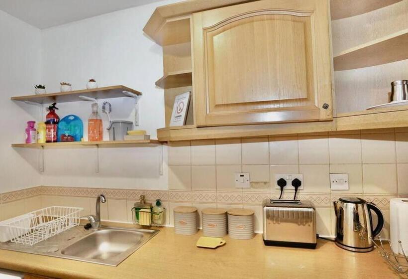 Spacious 1 Bed Flat In Central Slough